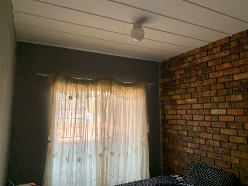 NEAT 2-BEDROOM SECTIONL TITLE UNT - 1ST FLOOR - Photo 5