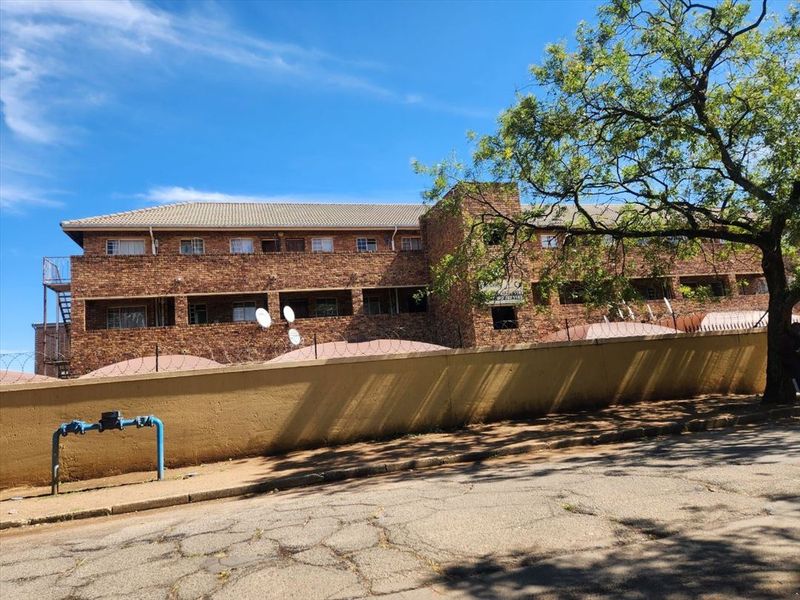 SECOND FLOOR 2-BEDROOM APARTMENT FOR SALE KEMPTON PARK - Photo 1