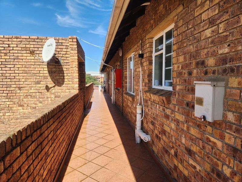 SECOND FLOOR 2-BEDROOM APARTMENT FOR SALE KEMPTON PARK - Photo 2