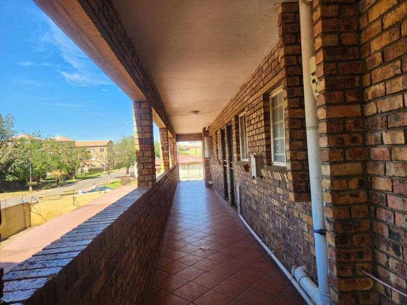 SECOND FLOOR 2-BEDROOM APARTMENT FOR SALE KEMPTON PARK - Photo 3
