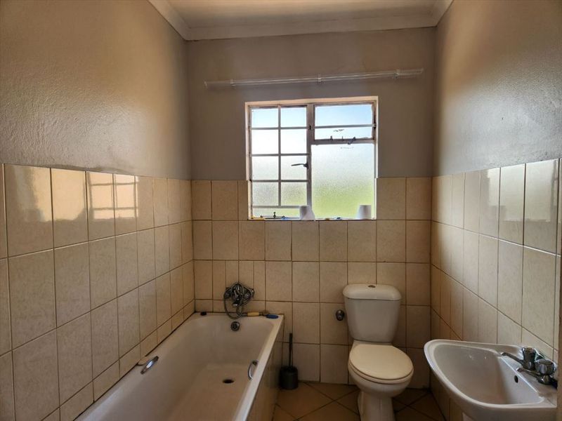 SECOND FLOOR 2-BEDROOM APARTMENT FOR SALE KEMPTON PARK - Photo 6