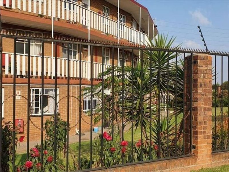 1ST FLOORUNIT FOR SALE IN KEMPTON PARK CENTRAL - Photo 1