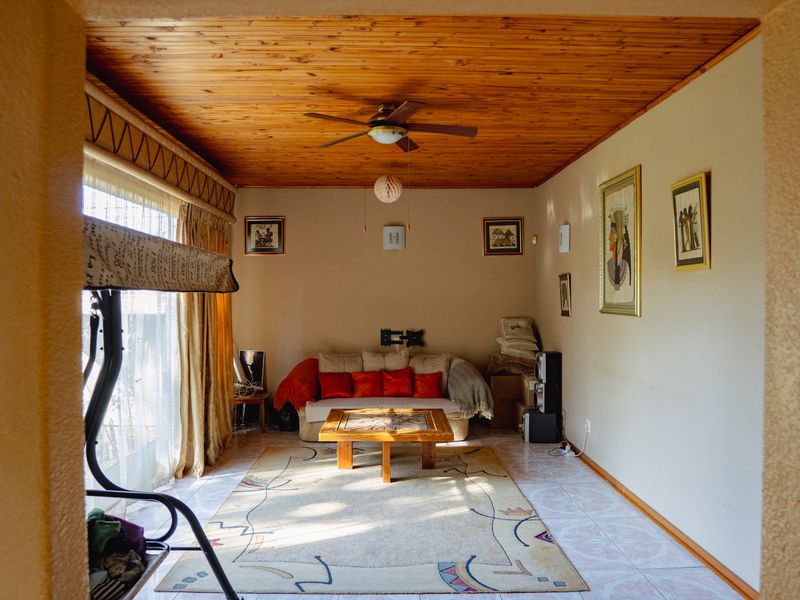 Spacious 3-Bedroom Family Home with Scenic Views in Winchester Hills! - Photo 1