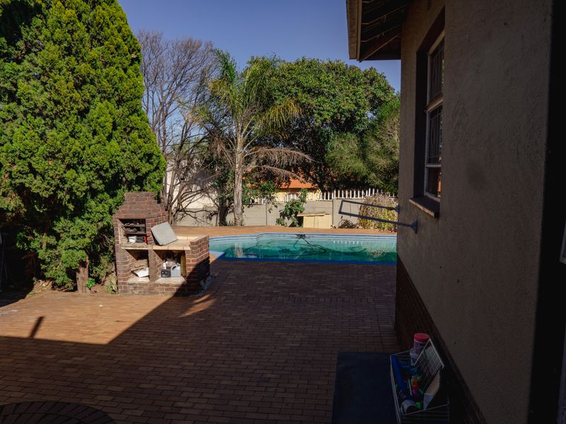 Spacious 3-Bedroom Family Home with Scenic Views in Winchester Hills! - Photo 9