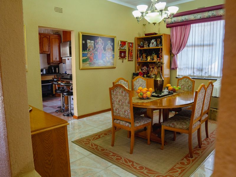 Spacious 3-Bedroom Family Home with Scenic Views in Winchester Hills! - Photo 3