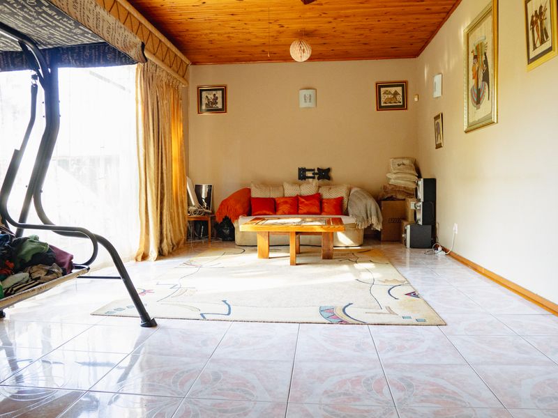 Spacious 3-Bedroom Family Home with Scenic Views in Winchester Hills! - Photo 2