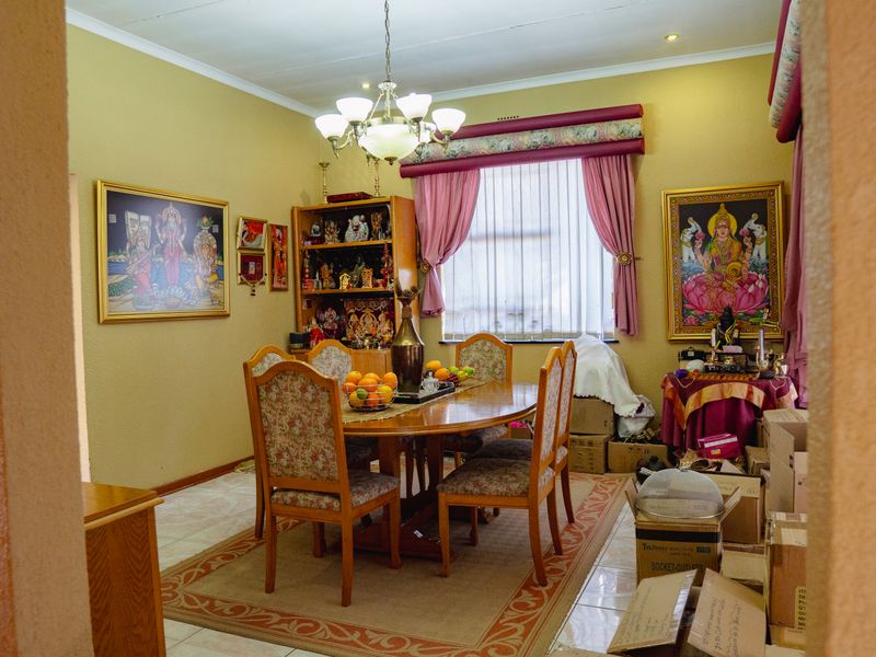 Spacious 3-Bedroom Family Home with Scenic Views in Winchester Hills! - Photo 4