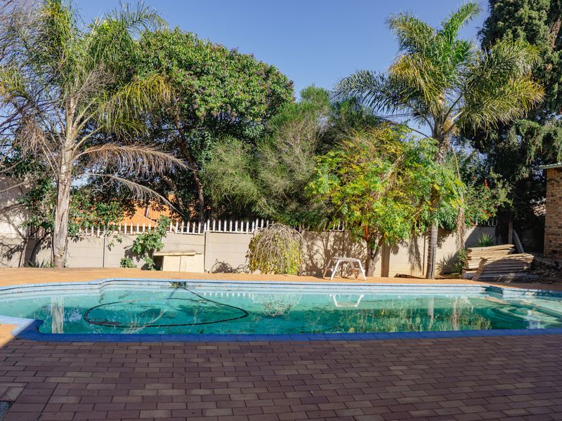 Spacious 3-Bedroom Family Home with Scenic Views in Winchester Hills! - Photo 10
