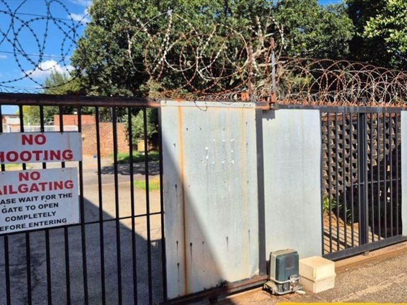 GROUND FLOOR 2 BEDROOM UNT FOR SALE IN KEMPTON PARK CENTRAL - Photo 3