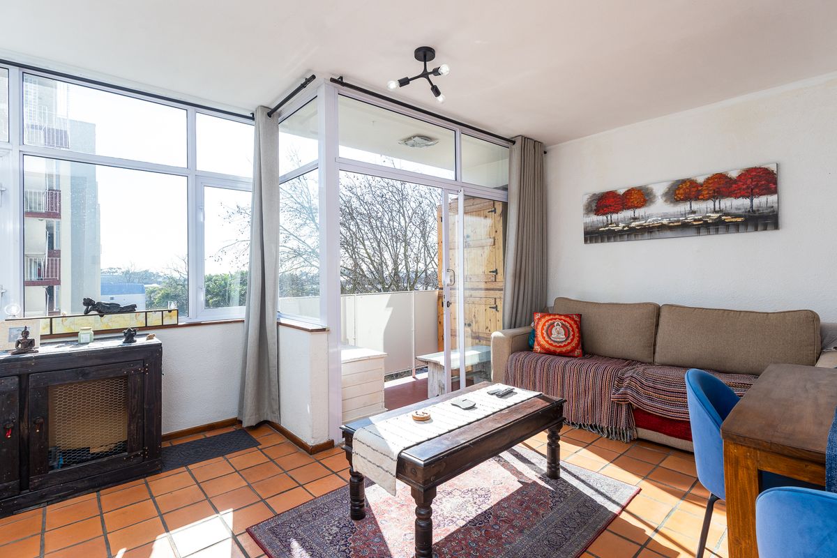 One Bedroom North Facing renovated Apartment with Mountain View - Photo 2