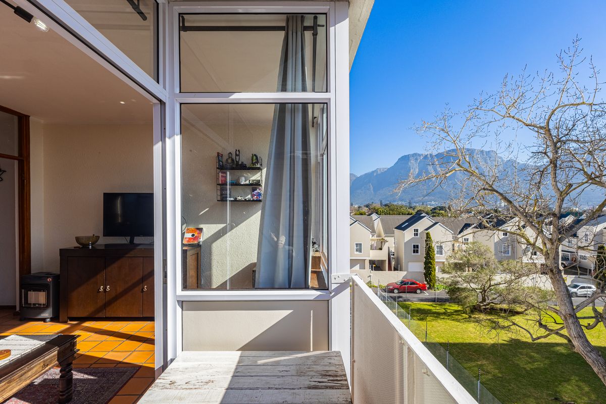 One Bedroom North Facing renovated Apartment with Mountain View - Photo 5