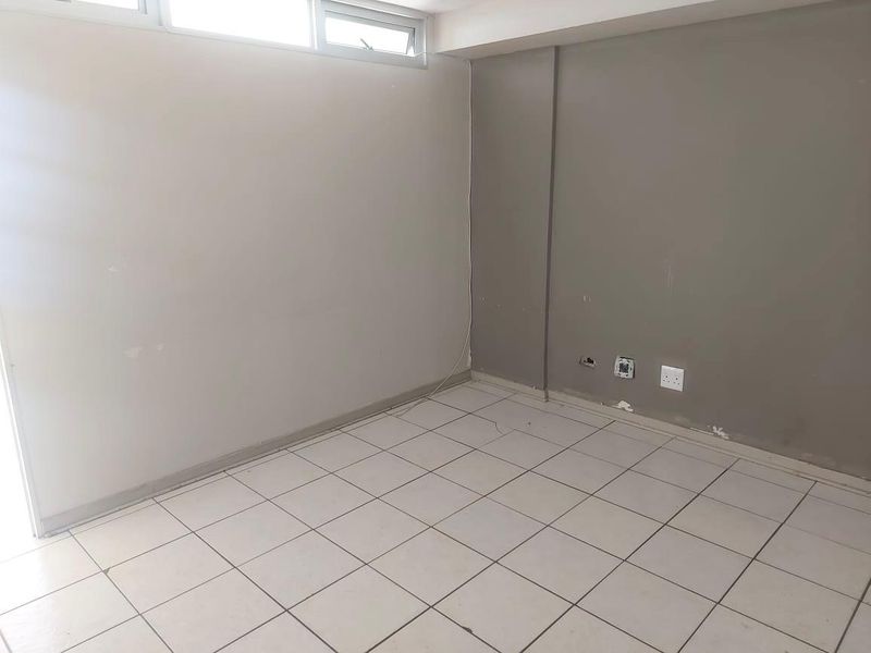 Two Bedroom Apartment to Let in central Durban - Photo 8