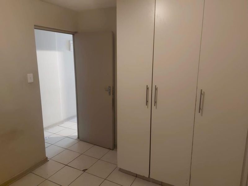 Two Bedroom Apartment to Let in central Durban - Photo 3