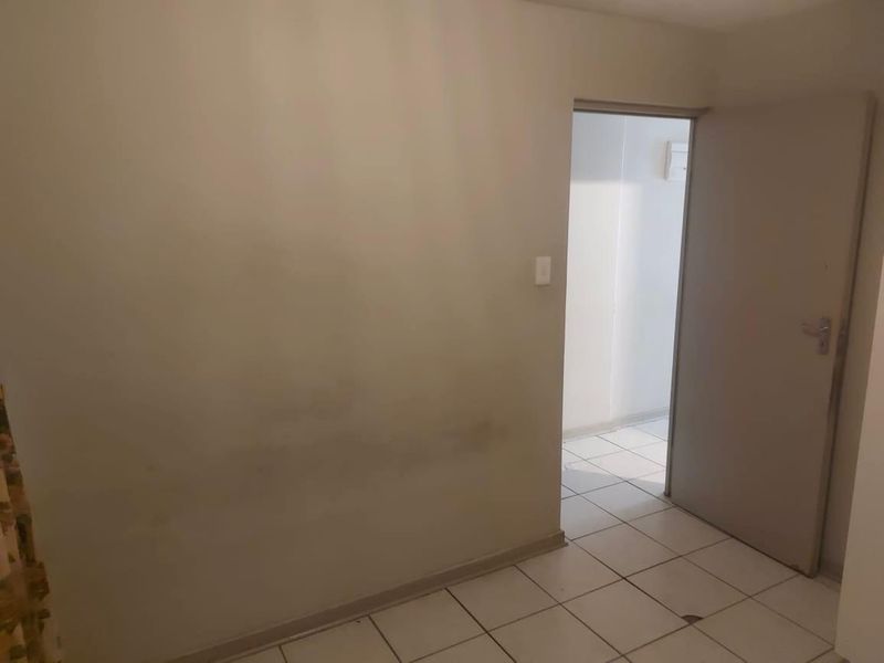 Two Bedroom Apartment to Let in central Durban - Photo 2