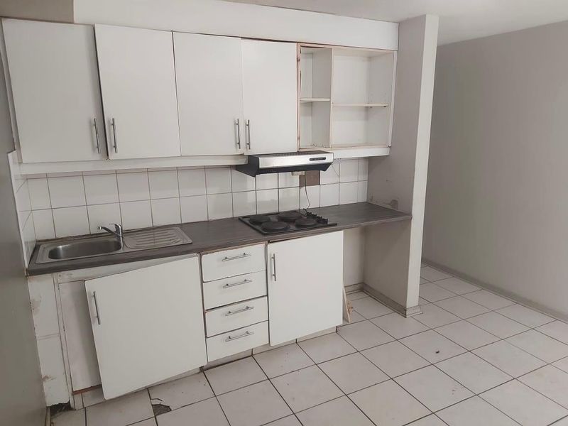 Two Bedroom Apartment to Let in central Durban - Photo 5