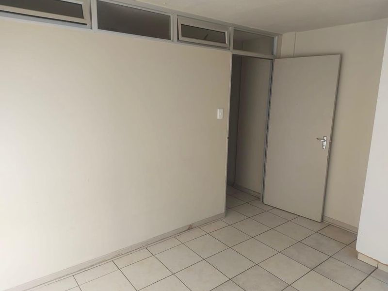 Two Bedroom Apartment to Let in central Durban - Photo 10