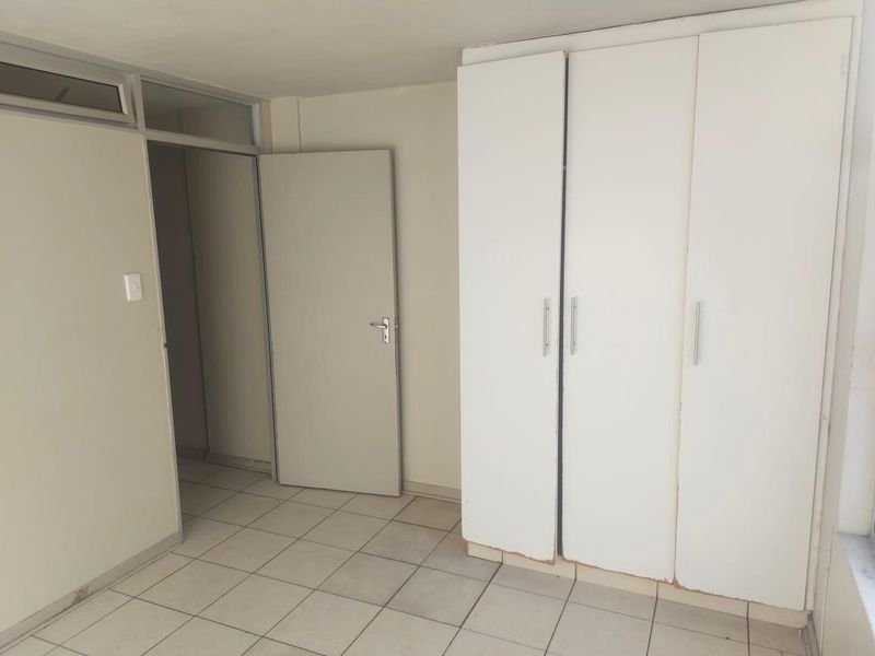 Two Bedroom Apartment to Let in central Durban - Photo 9