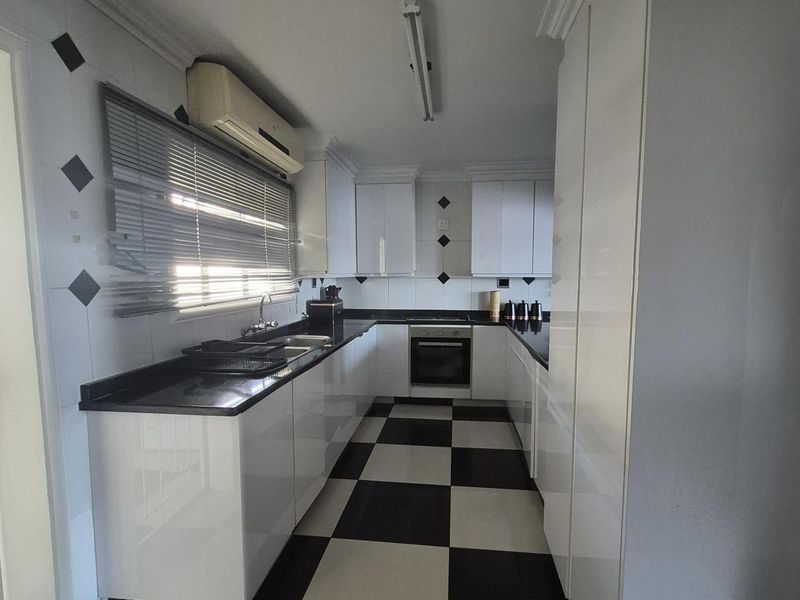 Magnificent 3-Bedroom Double-Storey Townhouse with Private Pool in Newlands - Photo 9