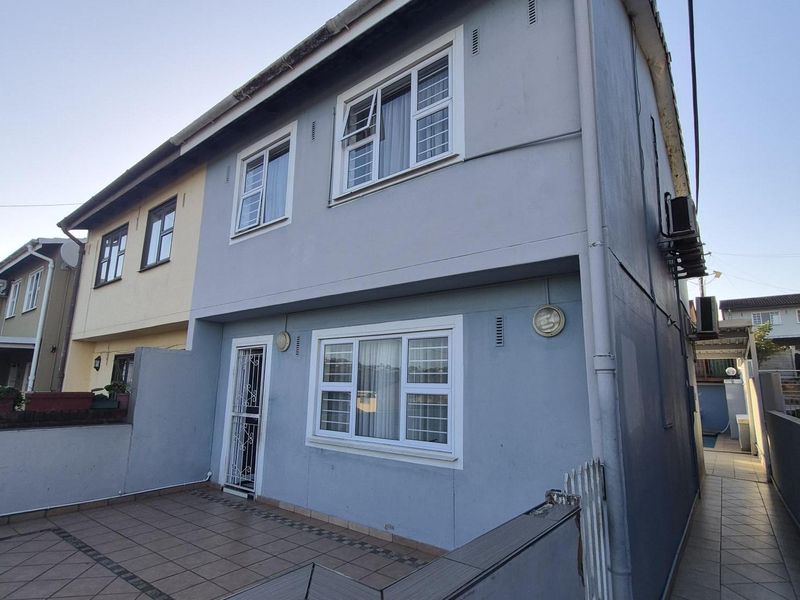 Magnificent 3-Bedroom Double-Storey Townhouse with Private Pool in Newlands - Photo 5
