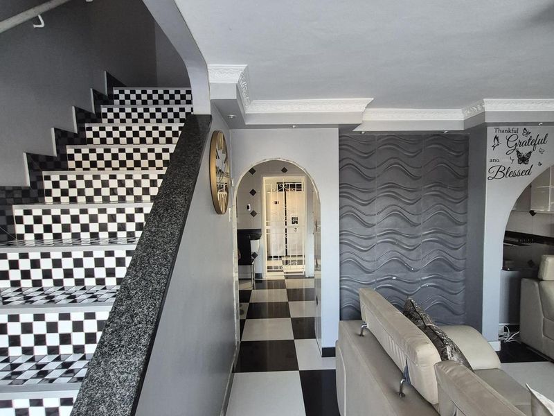 Magnificent 3-Bedroom Double-Storey Townhouse with Private Pool in Newlands - Photo 7