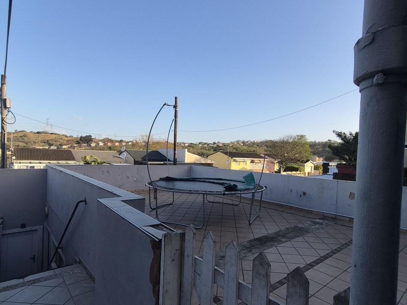 Magnificent 3-Bedroom Double-Storey Townhouse with Private Pool in Newlands - Photo 4
