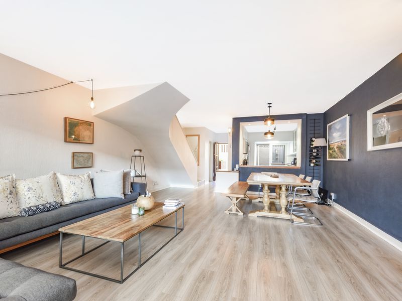 SOLAR-POWERED 2 BEDROOM TOWNHOUSE IN CRAIGHALL PARK – PRIVATE GARDEN, PET-FRIENDLY SECURE COMPLEX - Photo 5