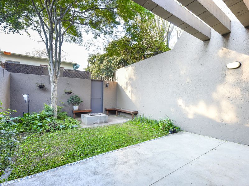 SOLAR-POWERED 2 BEDROOM TOWNHOUSE IN CRAIGHALL PARK – PRIVATE GARDEN, PET-FRIENDLY SECURE COMPLEX - Photo 3