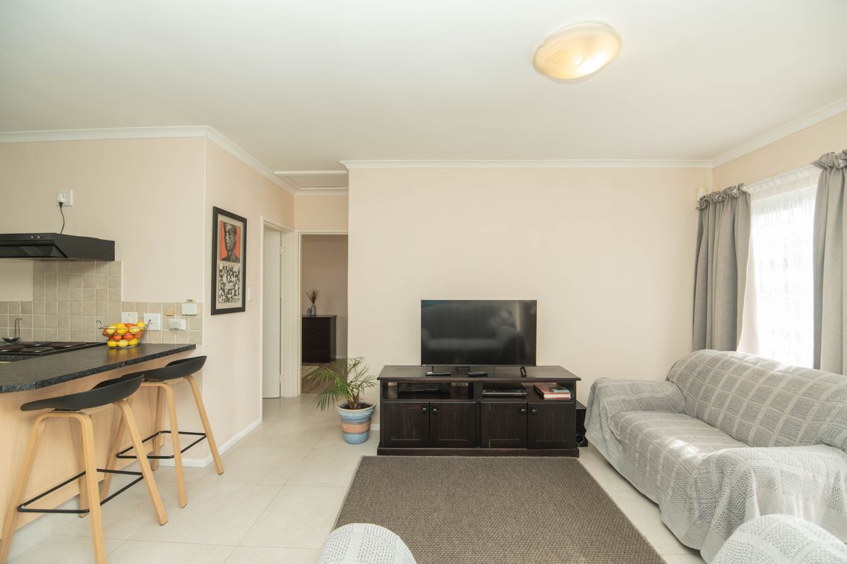 MODERN LIVING MEETS LOW-MAINTENANCE COMFORT - Photo 5
