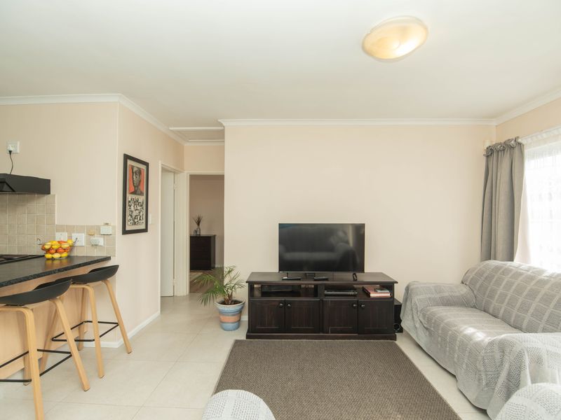 MODERN LIVING MEETS LOW-MAINTENANCE COMFORT - Photo 5