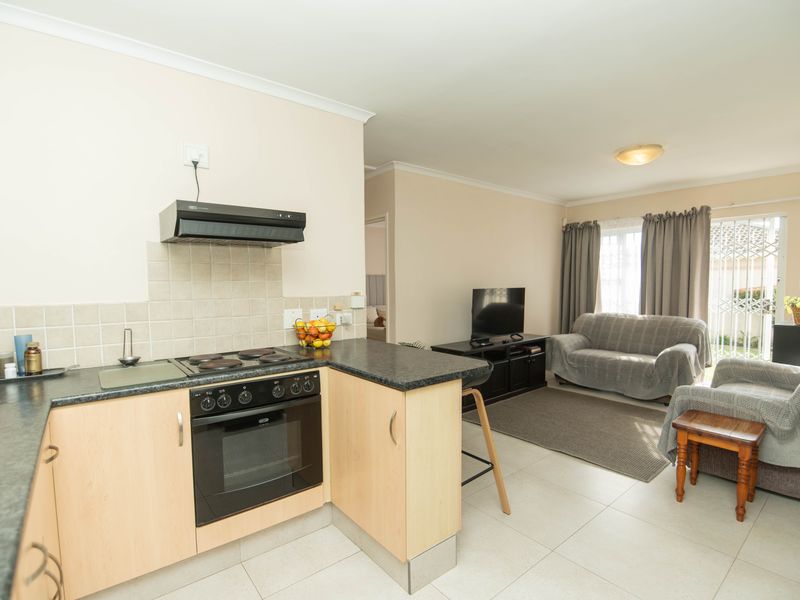 MODERN LIVING MEETS LOW-MAINTENANCE COMFORT - Photo 10