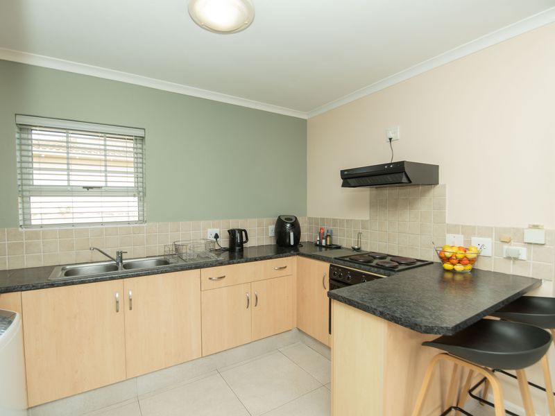 MODERN LIVING MEETS LOW-MAINTENANCE COMFORT - Photo 9