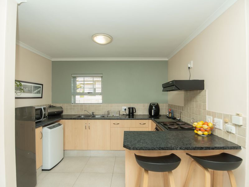 MODERN LIVING MEETS LOW-MAINTENANCE COMFORT - Photo 8
