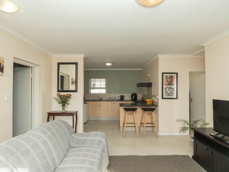 MODERN LIVING MEETS LOW-MAINTENANCE COMFORT - Photo 7