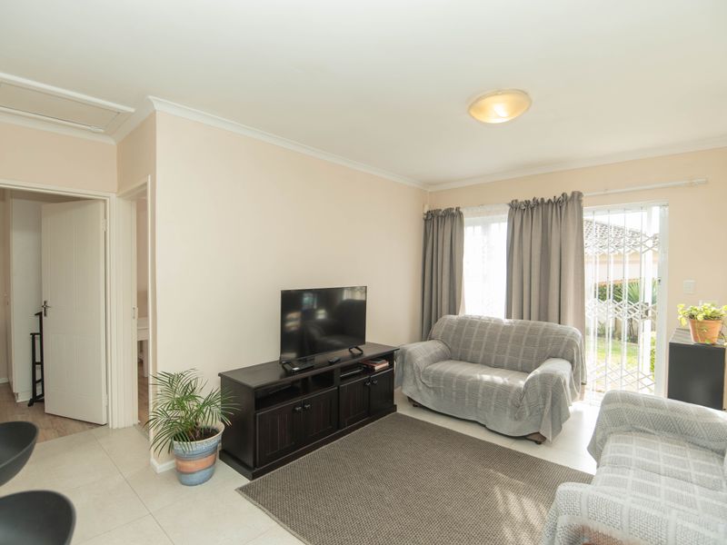 MODERN LIVING MEETS LOW-MAINTENANCE COMFORT - Photo 6