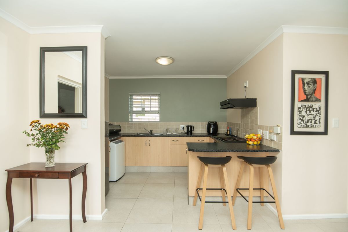 MODERN LIVING MEETS LOW-MAINTENANCE COMFORT - Photo 3
