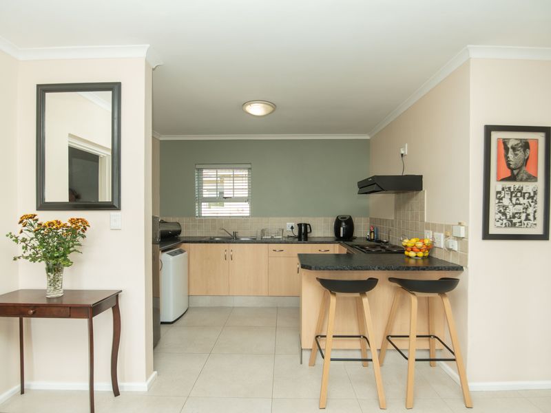 MODERN LIVING MEETS LOW-MAINTENANCE COMFORT - Photo 3