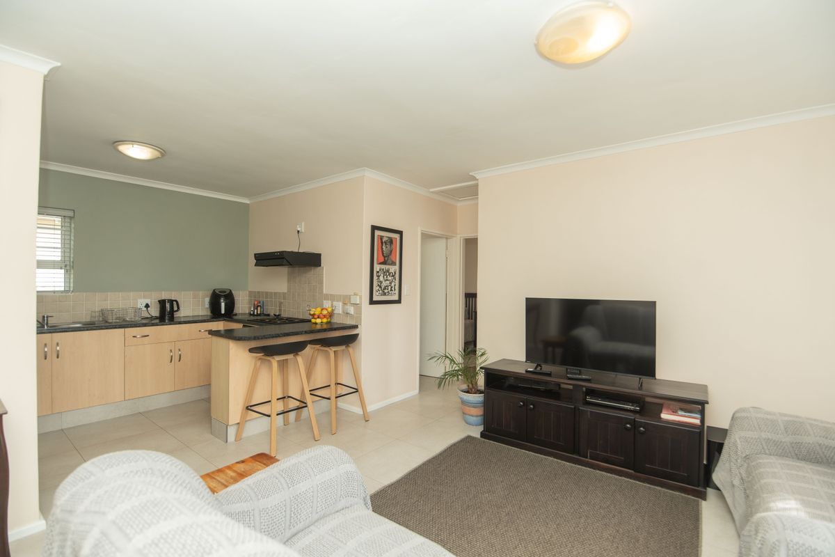 MODERN LIVING MEETS LOW-MAINTENANCE COMFORT - Photo 4