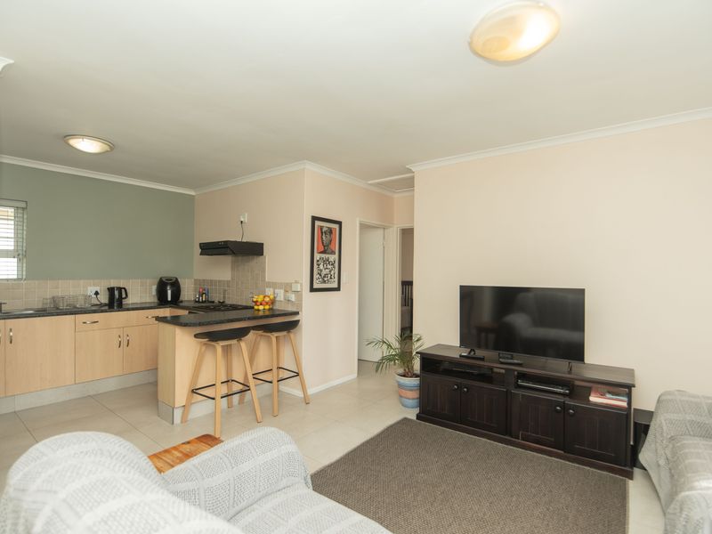 MODERN LIVING MEETS LOW-MAINTENANCE COMFORT - Photo 4