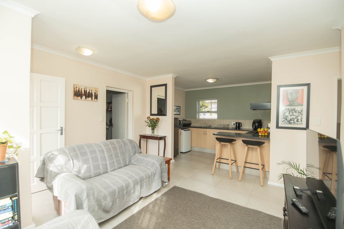 MODERN LIVING MEETS LOW-MAINTENANCE COMFORT - Photo 2