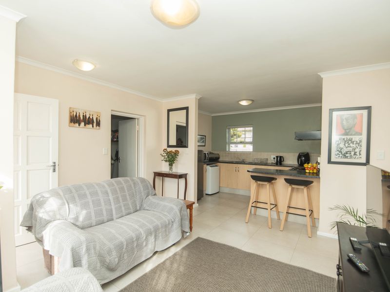 MODERN LIVING MEETS LOW-MAINTENANCE COMFORT - Photo 2