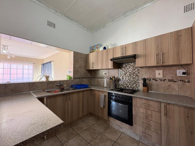 Investment Opportunity – 3 Bedroom Home with Two Income-Generating Flatlets - Photo 1