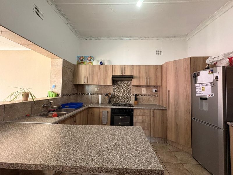 Investment Opportunity – 3 Bedroom Home with Two Income-Generating Flatlets - Photo 2