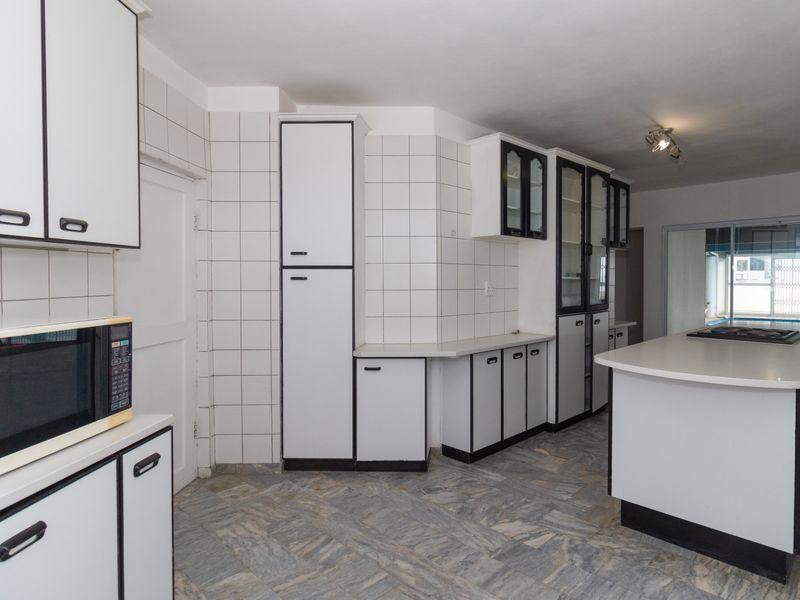 5 BEDROOM HOUSE TO RENT IN GORDONS BAY - Photo 10