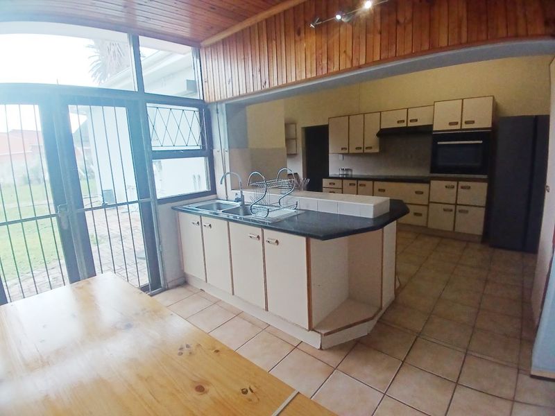 ROWALLAN PARK 3 BED 2 BATH FURNISHED HOUSE WITH SINGLE GARAGE FOR RENT - Photo 6