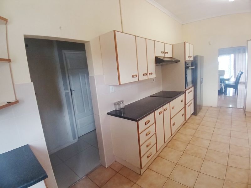 ROWALLAN PARK 3 BED 2 BATH FURNISHED HOUSE WITH SINGLE GARAGE FOR RENT - Photo 7