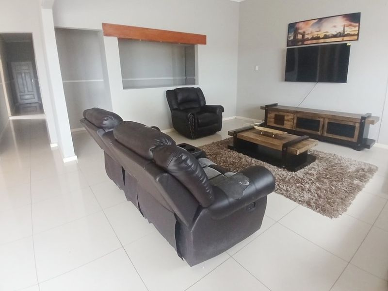 ROWALLAN PARK 3 BED 2 BATH FURNISHED HOUSE WITH SINGLE GARAGE FOR RENT - Photo 3