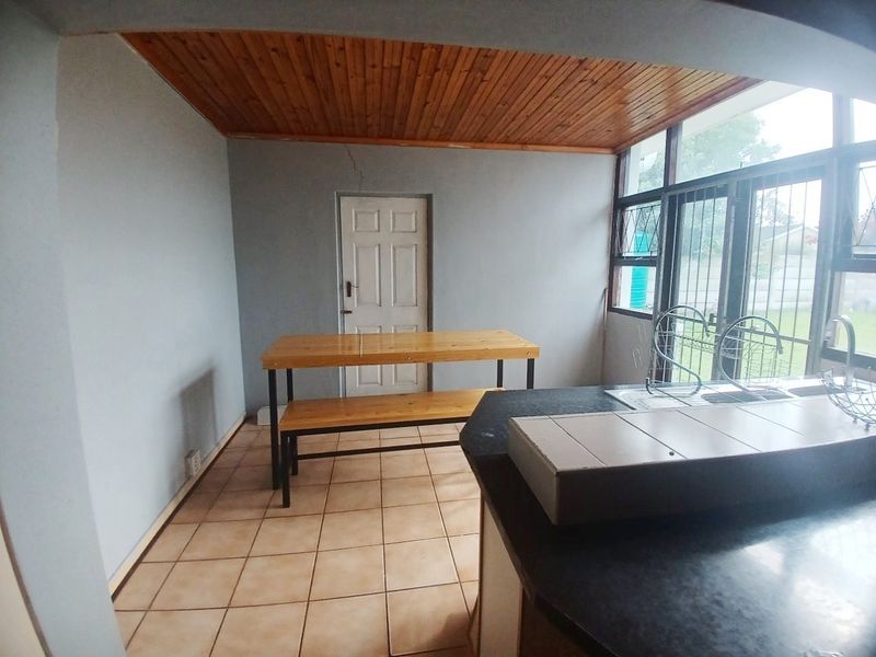 ROWALLAN PARK 3 BED 2 BATH FURNISHED HOUSE WITH SINGLE GARAGE FOR RENT - Photo 5