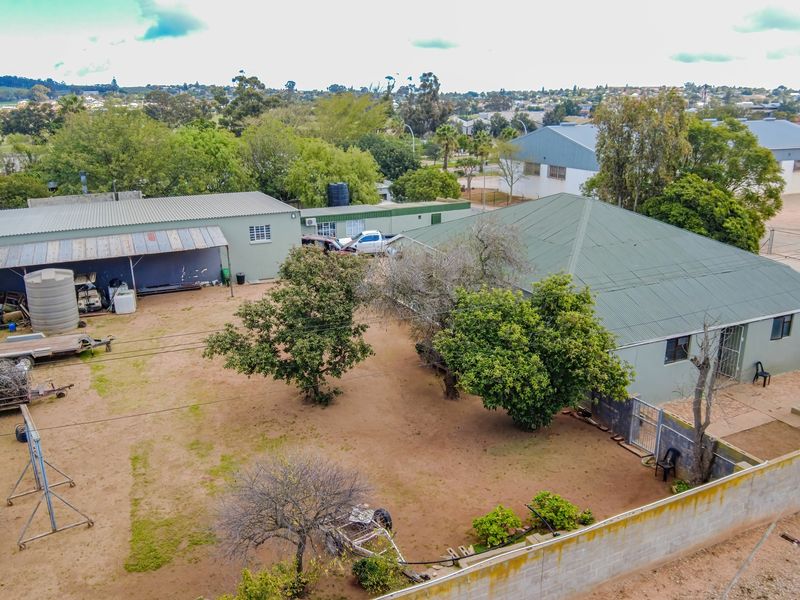 Rare Opportunity: Spacious Family Home with Offices, Warehouses and Development Potential - Photo 2