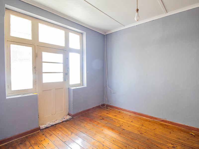 Rare Opportunity: Spacious Family Home with Offices, Warehouses and Development Potential - Photo 10