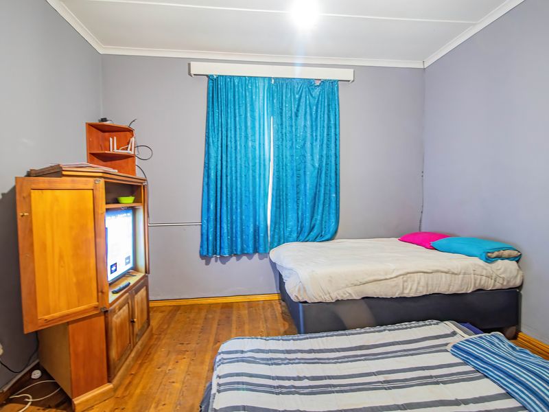 Rare Opportunity: Spacious Family Home with Offices, Warehouses and Development Potential - Photo 9
